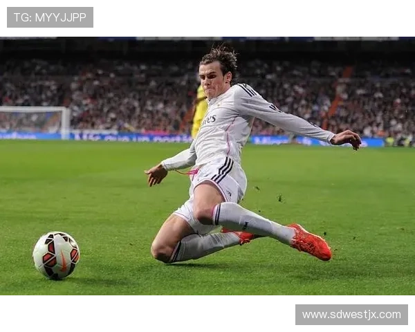 足球明星贝尔滑趴引发热议球迷热情高涨期待新赛季表现