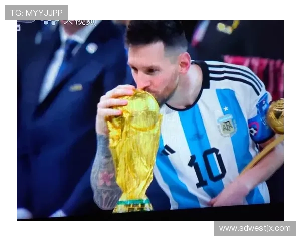 足球明星亲吻奖杯的瞬间展现荣耀与梦想的交融 足球明星亲吻奖杯的瞬间展现荣耀与梦想的交融