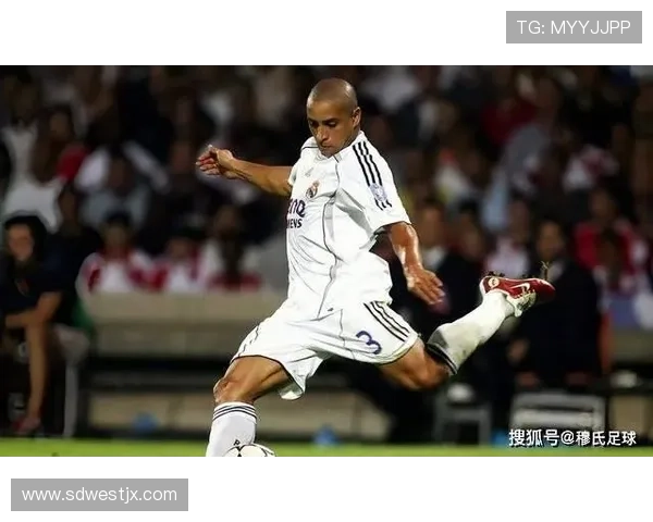 足球明星肌肉训练全纪录展现力量与技巧的完美结合